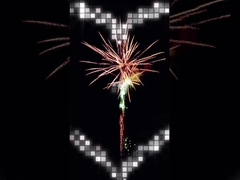 A pirotecnia profissional 49 tiros endurece fogos de artifício na saudação real de Malásia