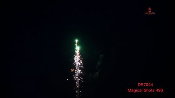 O cuspe mágico exterior dos tiros 49s do mandarino perla fogos de artifício para a celebração