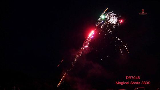 O cuspe de 380 tiros perla a família as variedades da pirotecnia que embalam o fogo de artifício