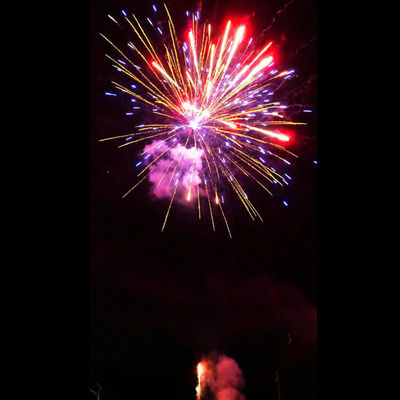 Fábrica chinesa de Hunan Portagem 48 tiros Fogos de artifício bolo de longa duração bolo pirotecnia 1.4g Fogos de artifício ao ar livre