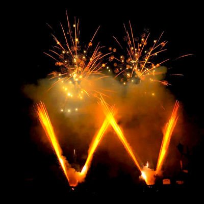 Fábrica de Mandarina Liuyang Portagem 1.2 polegadas 108 tiros W forma bolo de papel fogos de artifício 1.3g Un0335 Profissional bolo de ouro fogos de artifício