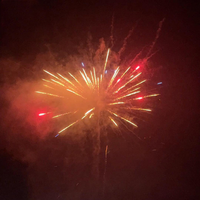 Fogos de artifício baratos chineses Liuyang 0,8 polegadas 100 tiros 1,4G consumidor bolo de festa de casamento fogos de artifício bateria de tubos de tiro