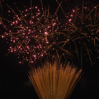 Fogos de artifício bolo de 1,2 polegadas e 100 tiros, 1,3G, pirotecnia profissional certificada UN0335 para celebrações ao ar livre