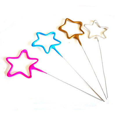 A estrela interna do chuveirinho chinês do fogo de artifício deu forma a chuveirinhos elétricos do casamento