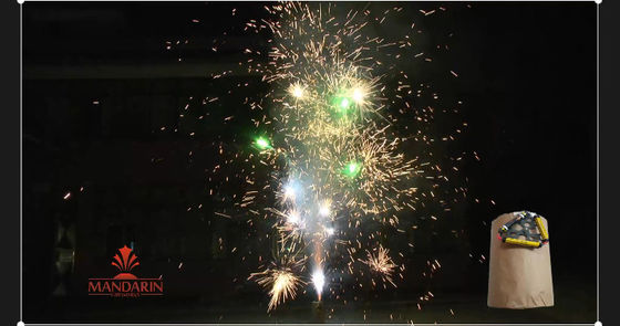 Pirotecnia chinesa em volta dos fogos de artifício giratórios da fonte